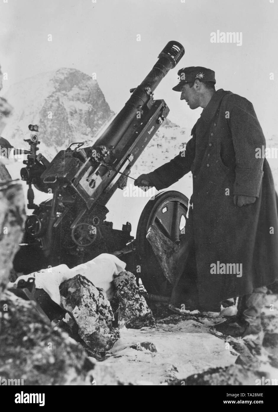 Un artilleur de montagne est prête à tirer une Gebirgsgeschuetz 36 7,5 cm canon de montagne. Photo : Rieder. Banque D'Images