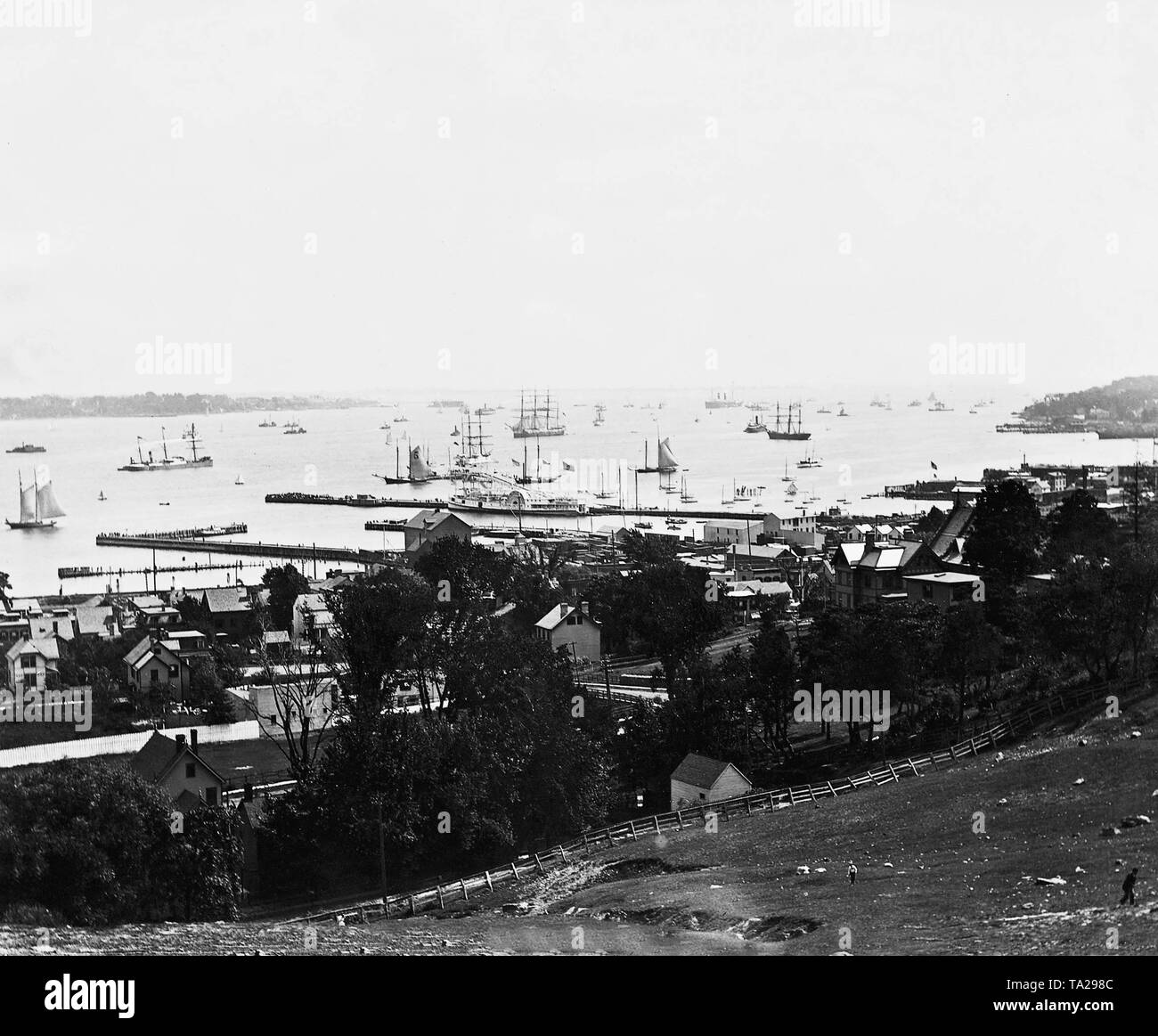 Voiliers et bateaux à vapeur dans 'Le passage', la baie de New York. Banque D'Images