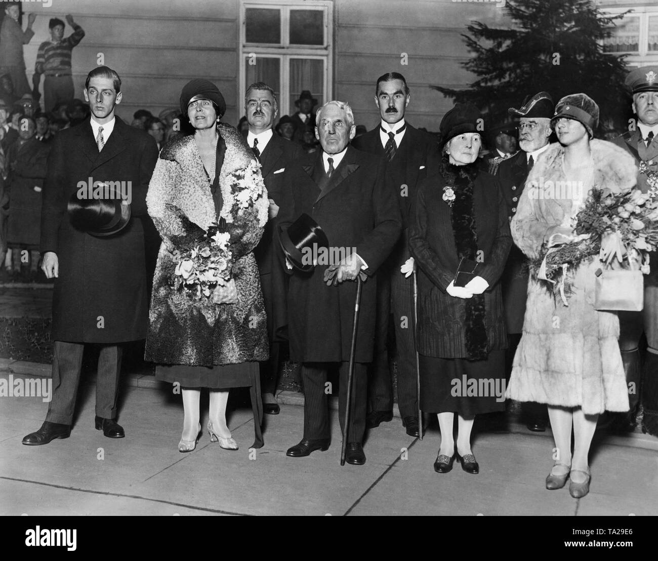 Le secrétaire d'état américain Frank Billings Kellogg avec la reine Marie de Roumanie à Washington. À partir de la gauche : la reine Mary, Kellogg, Mme Kellogg et la princesse Elena (Hélène). Banque D'Images