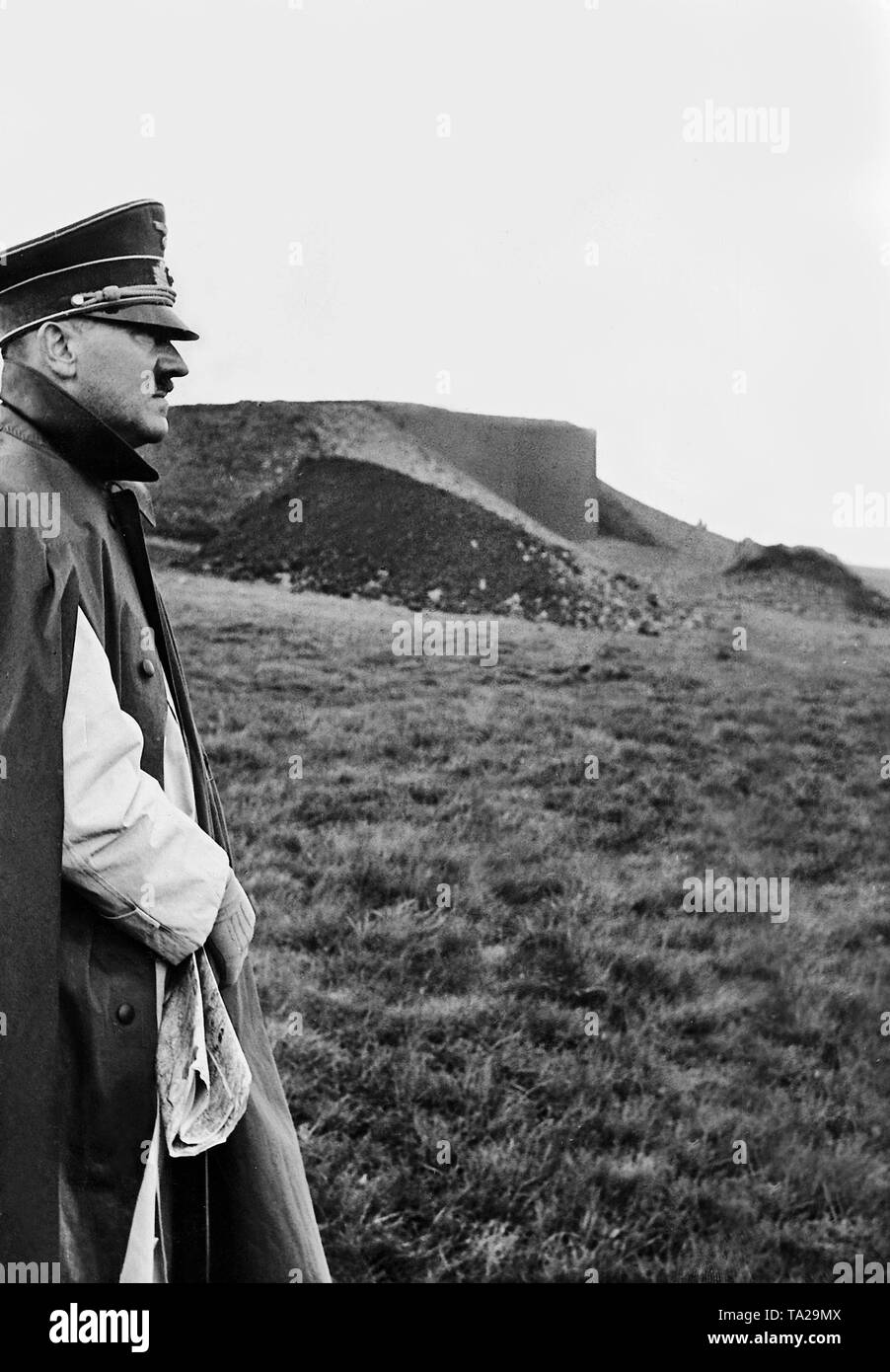 Adolf Hitler lors d'un voyage à l'extérieur de la ligne allemande de forts défensifs contre la France, connue sous le mur ouest ou Ligne Siegfried. Banque D'Images