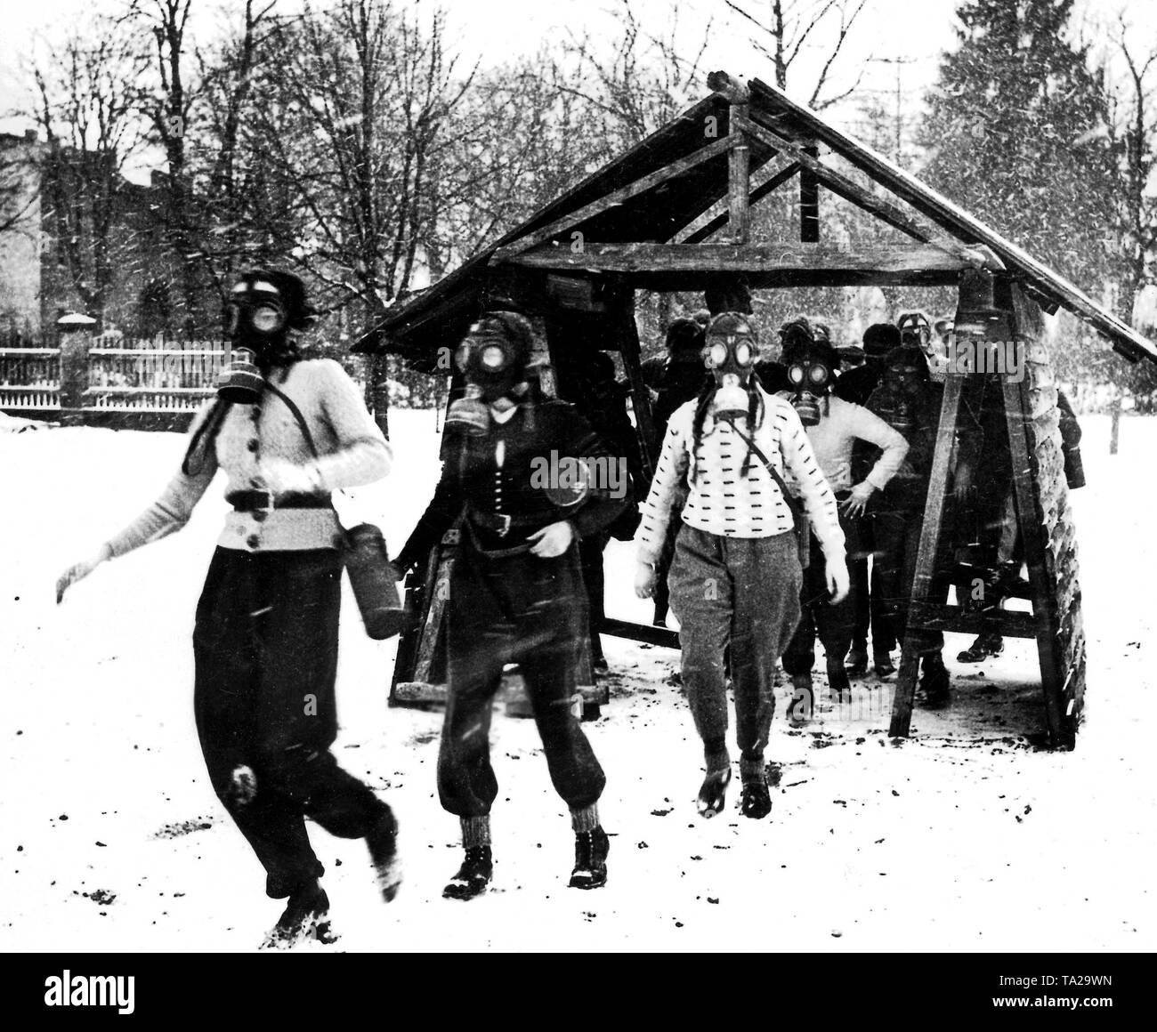 Les dirigeants BDM masque à gaz au cours d'un raid aérien de l'exercice. Banque D'Images