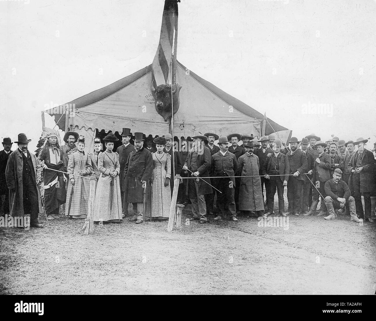 Le Prince Ludwig, plus tard le roi Louis III de Bavière (centre, portant des lunettes), visité le Buffalo Bill western show sur la Theresienwiese à Munich, Allemagne, vers 1890 Banque D'Images