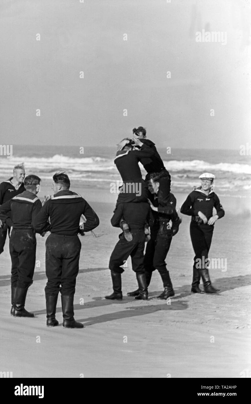 Pause au cours d'un exercice, les marins de la Kriegsmarine jouer 'shoulder war' sur une plage de l'article. Banque D'Images