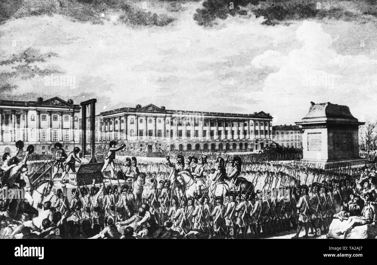Dessin Contemporain de l'exécution de Louis XVI, qui a été guillotiné le 21 janvier 1793. Le bourreau montre la tête coupée du roi à la foule assemblée. Sur le côté droit, vous pouvez voir la base du monument de Louis XV, qui avait été renversé par les révolutionnaires. Banque D'Images