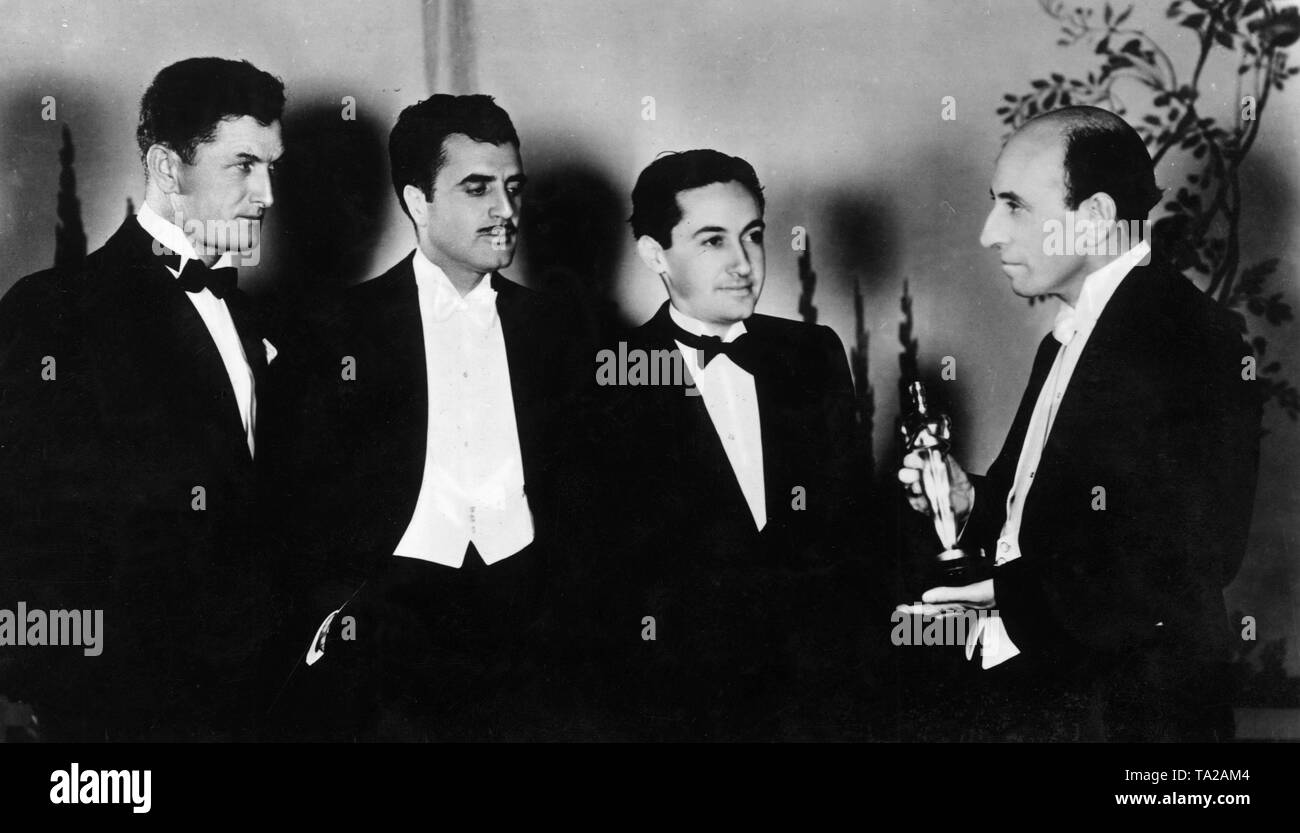 Les gagnants des Oscars de l'année 1927/1928 (de gauche à droite) : Directeur de la Clyde de Vinna reconnu pour son travail de l'appareil photo dans le film White Shadows in the South Seas (1928), Cedric Gibbons, qui a créé le design et la conception de costumes pour le pont de San Luis Rey, Irving Thalberg, directeur de production du film studio Metro-Goldwyn-Mayer, dont le film a remporté le prix du meilleur film Broadway Melody et président d'Académie William B. de Mille Banque D'Images