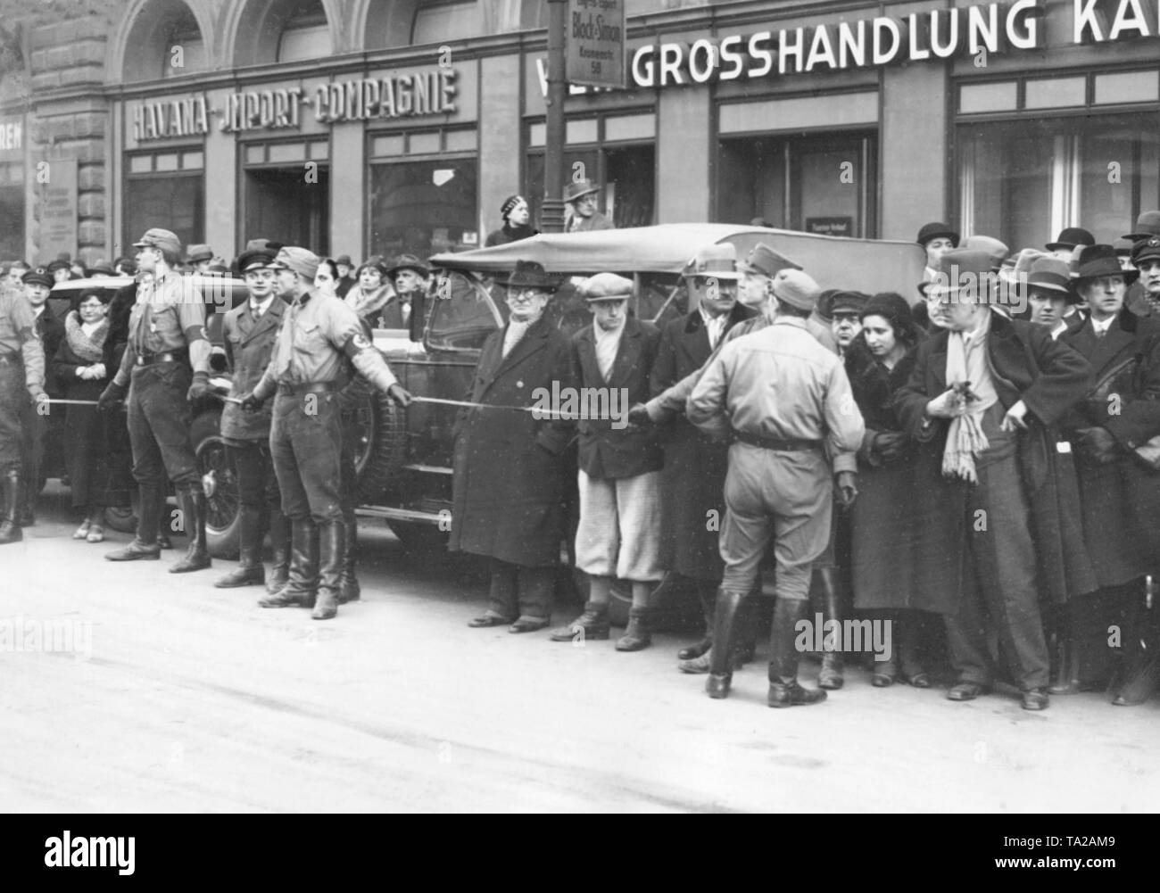 SA hommes bloquer les rues avec la bandoulière de leurs uniformes, pour un défilé de leurs camarades. Dans l'arrière-plan est une boutique de l'Havana-Import-Compagnie. (Photo non datée). Banque D'Images