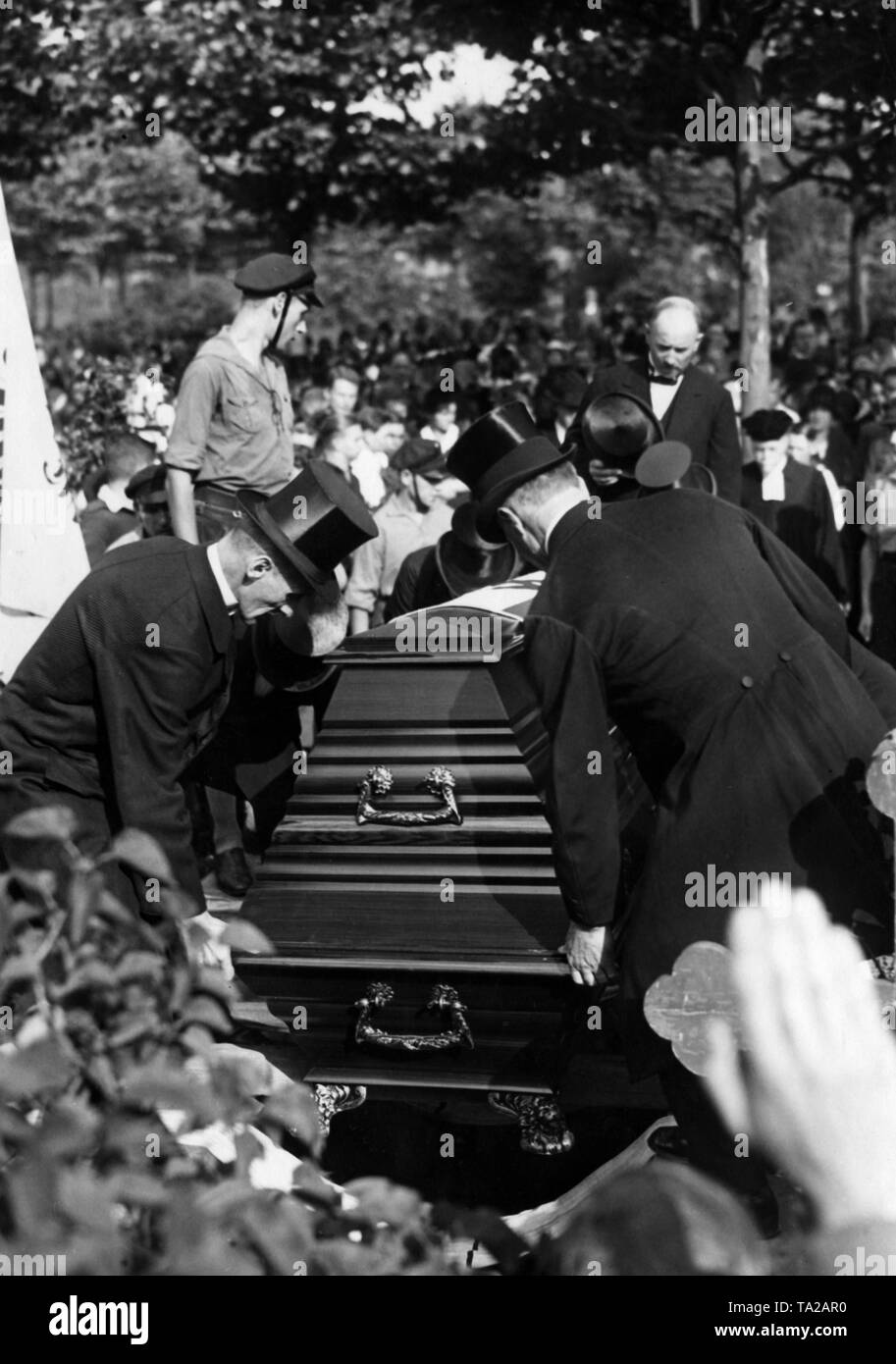 Photo de Hans Hoffmann (Hitlerjunge funérailles), qui a été tué le 17 août 1931, à la garnison de Berlin Hasenheide Cimetière Columbiadamm à Neukoelln. Banque D'Images