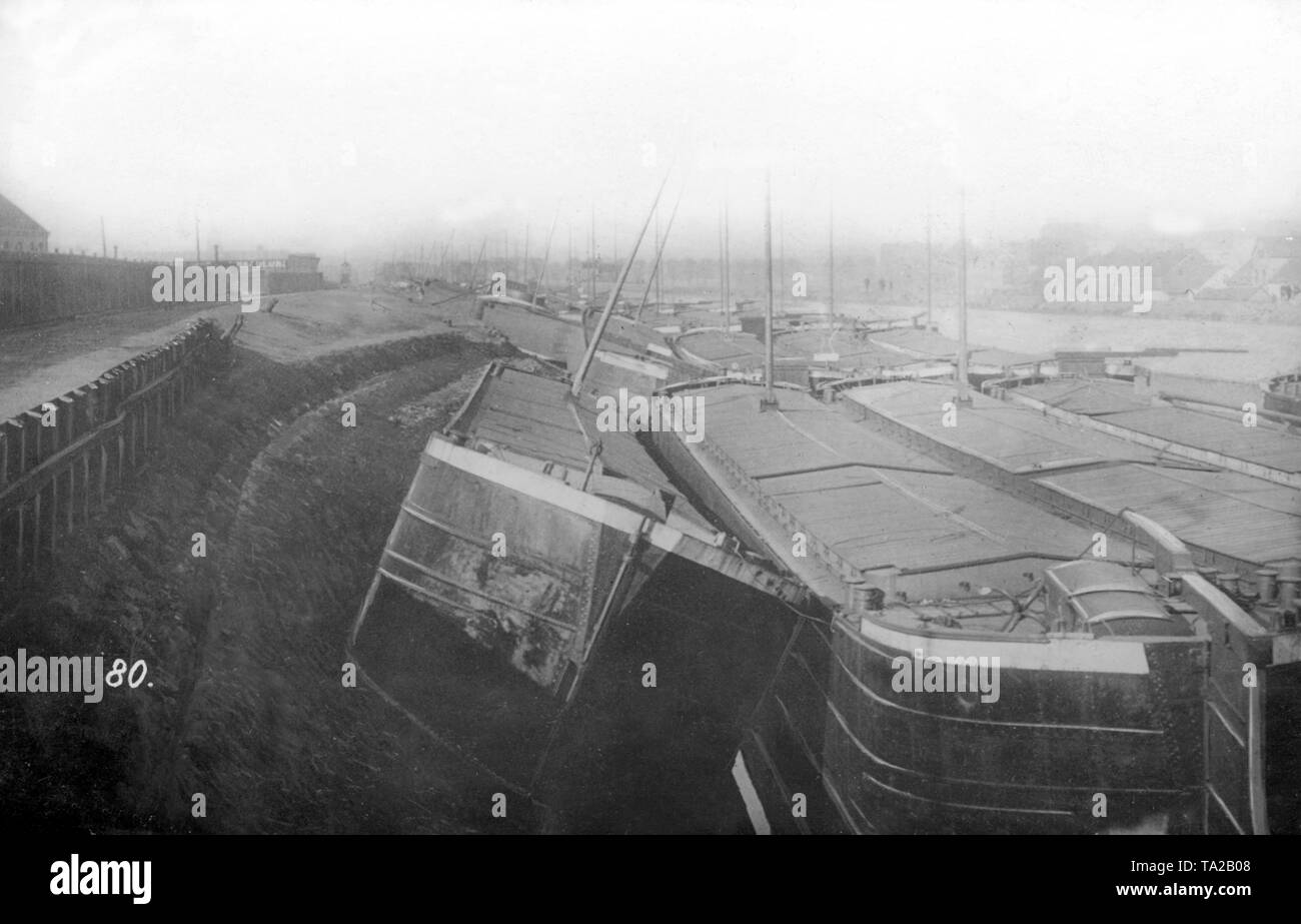 Vue sur le Rhine-Herne canal après la démolition du pont-canal par des saboteurs allemands. Plusieurs navires sont inutiles à l'ancre ou sur la rive (photo non datée). Banque D'Images
