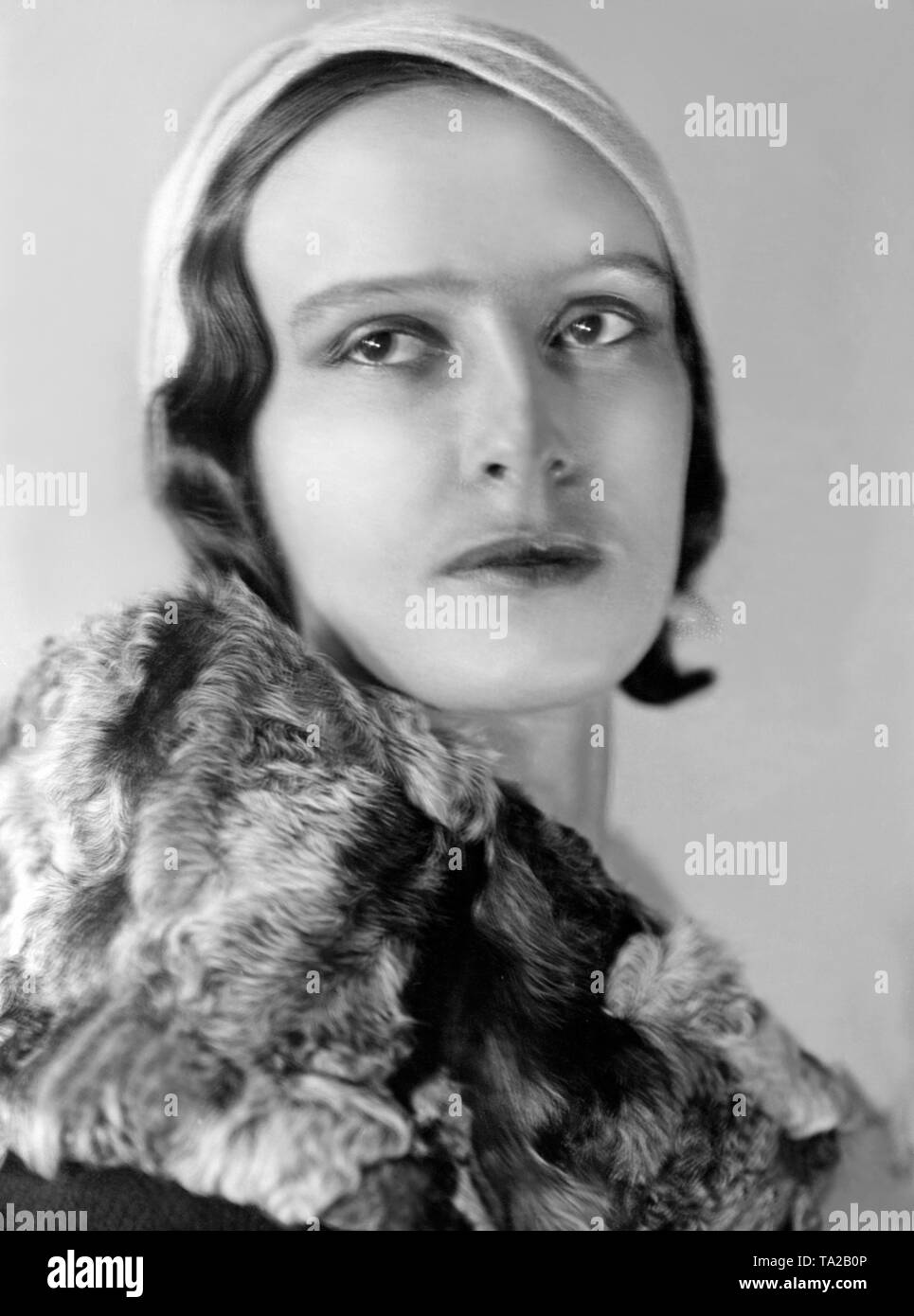 Modèle avec chapeau et un col de fourrure, un soi-disant collier persan. Banque D'Images