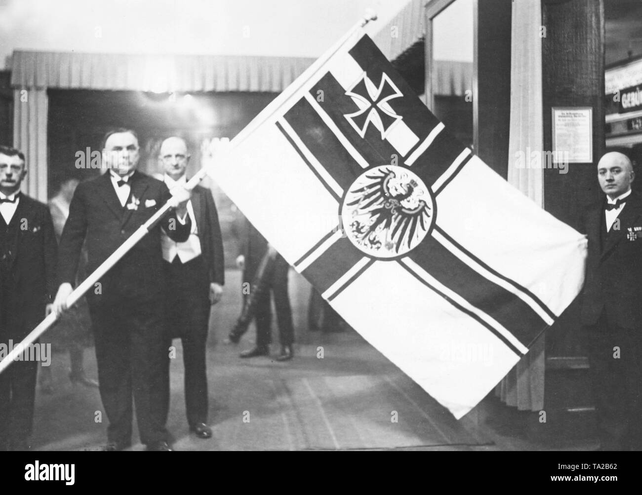 L'ancien capitaine du SMS Braunschweig mains sur le pavillon maritime de son navire pour les membres de la DNVP (Parti national du peuple allemand) à la cérémonie de fondation du parti à Goerlitzer Bahnhof, Berlin. Banque D'Images