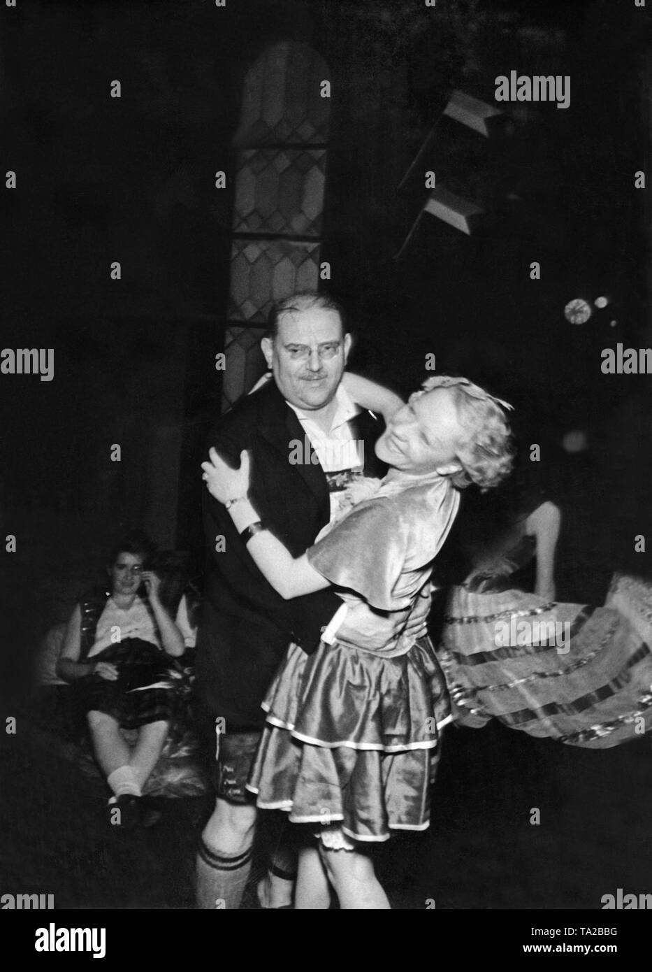 Le maire de Munich Karl Scharnagl (BVO, à gauche) est la danse avec la comédienne Erika von Thellmann Kuenstlerfest au Muenchner au Fasching au Deutsches Theater. La photo a été prise avant la prise du pouvoir par les Nazis à Munich (20/03/1933). Banque D'Images