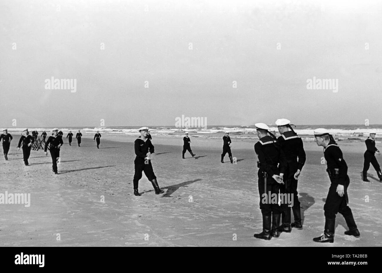 Recrues de la Kriegsmarine (Marine) pendant l'exercice de perçage sur une plage de Norderney. Banque D'Images