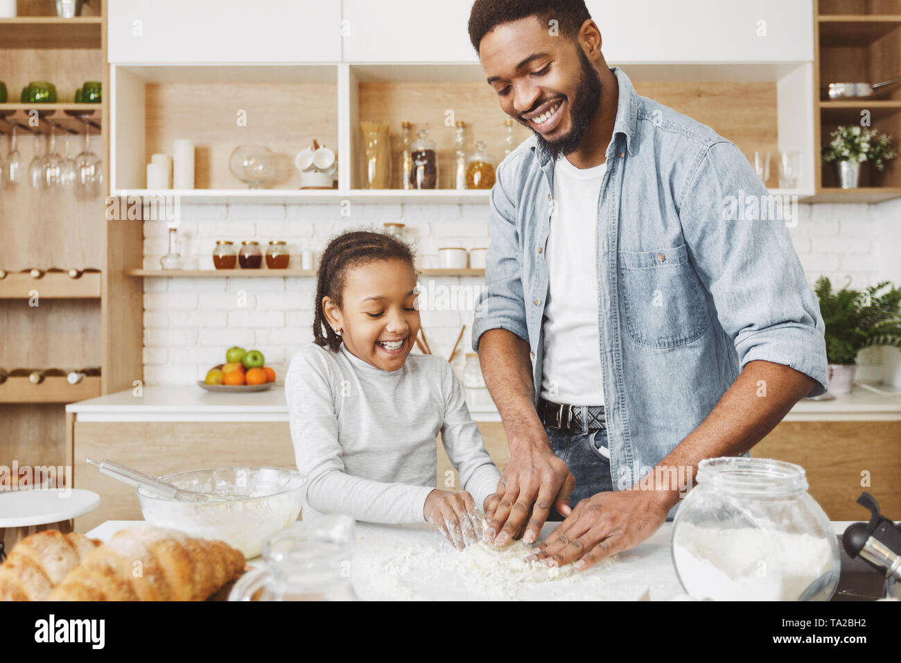 Père et fille enfant faisant de la pâtisserie Banque D'Images