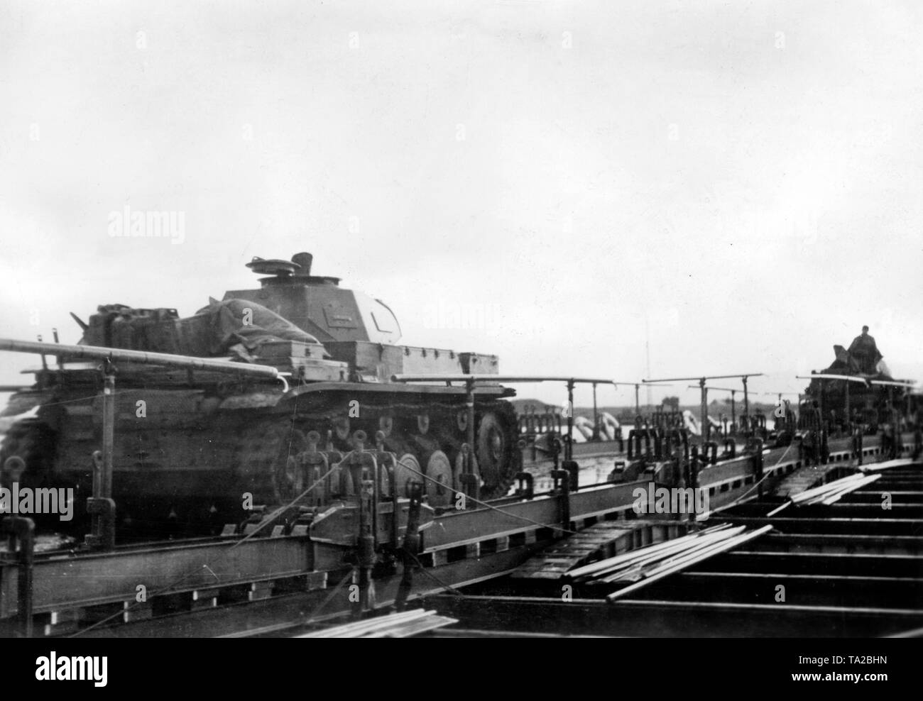 Les chars allemands contre le Donetz, sur un pont de bateaux. Au premier plan un Panzerkampfwagen II. Correspondant de guerre : Funck. Banque D'Images