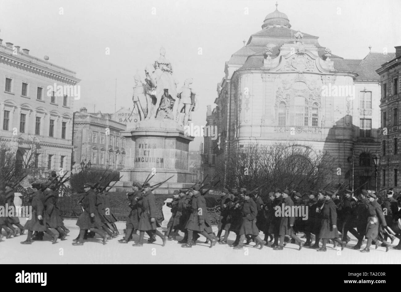 Marches militaires tchèque à Bratislava en face de la Marie-thérèse monument. L'inscription du monument dit : "Vitam et sanguinem" (Anglais : La vie et le sang). Banque D'Images