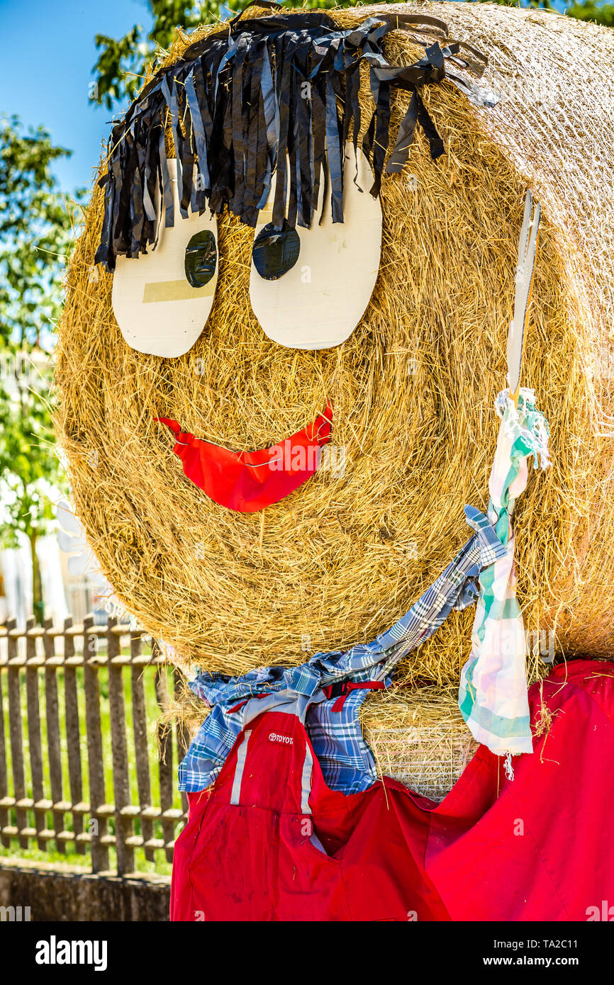 ALFONSINE (RA), ITALIE - 16 MAI 2019 : la lumière du soleil éclairant de balle drôle à Sagra delle Alfonsine Country Festival en Italie Banque D'Images
