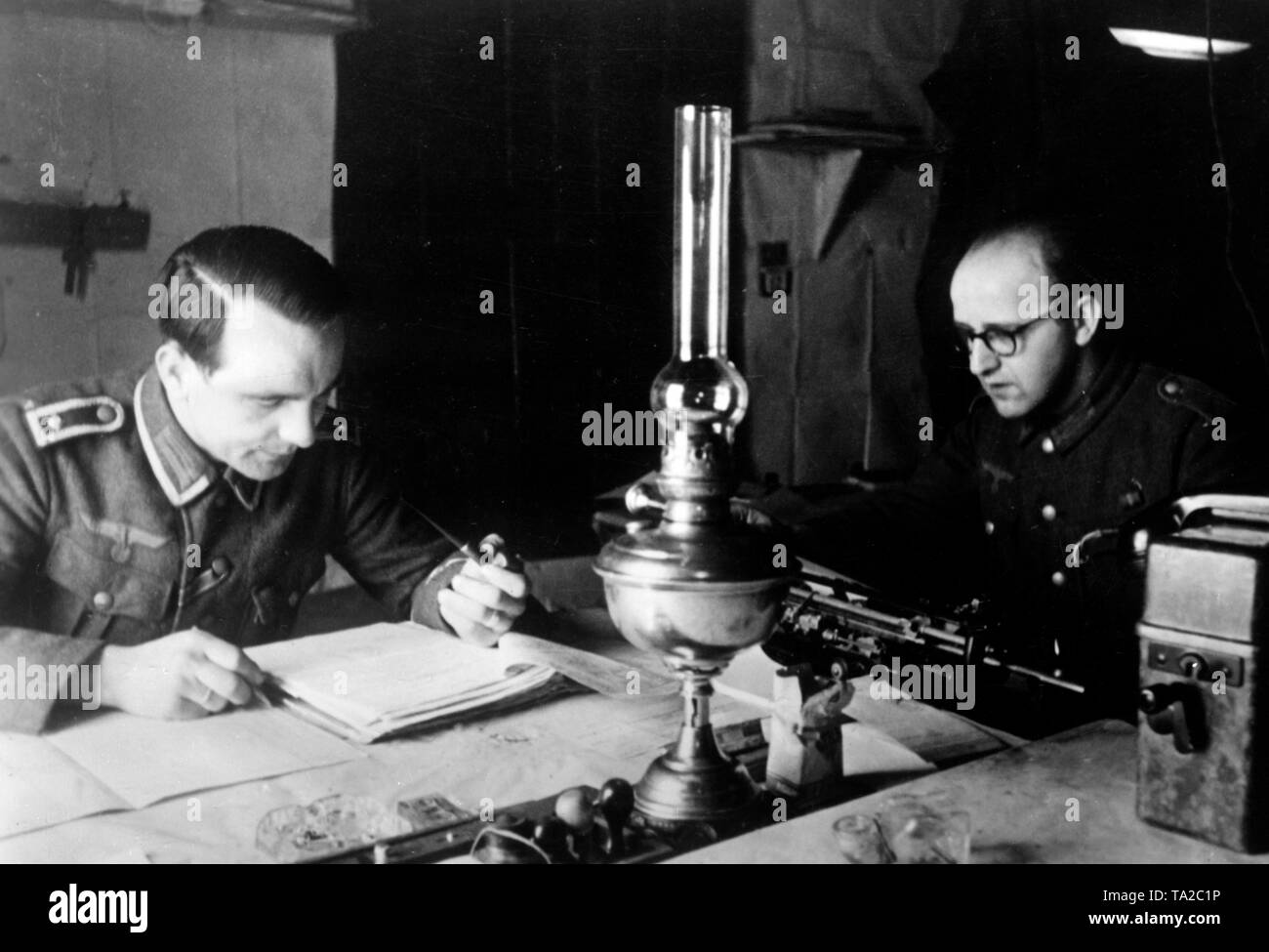 Deux soldats allemands sont assis dans le bureau de poste de commandement d'un bataillon au sud-est du lac Ilmen. Il est probable qu'ils appartiennent à l'infanterie Regiment 271 / 'Feldherrnhalle'. Photo de l'entreprise de propagande (PK) : correspondant de guerre elle. Banque D'Images
