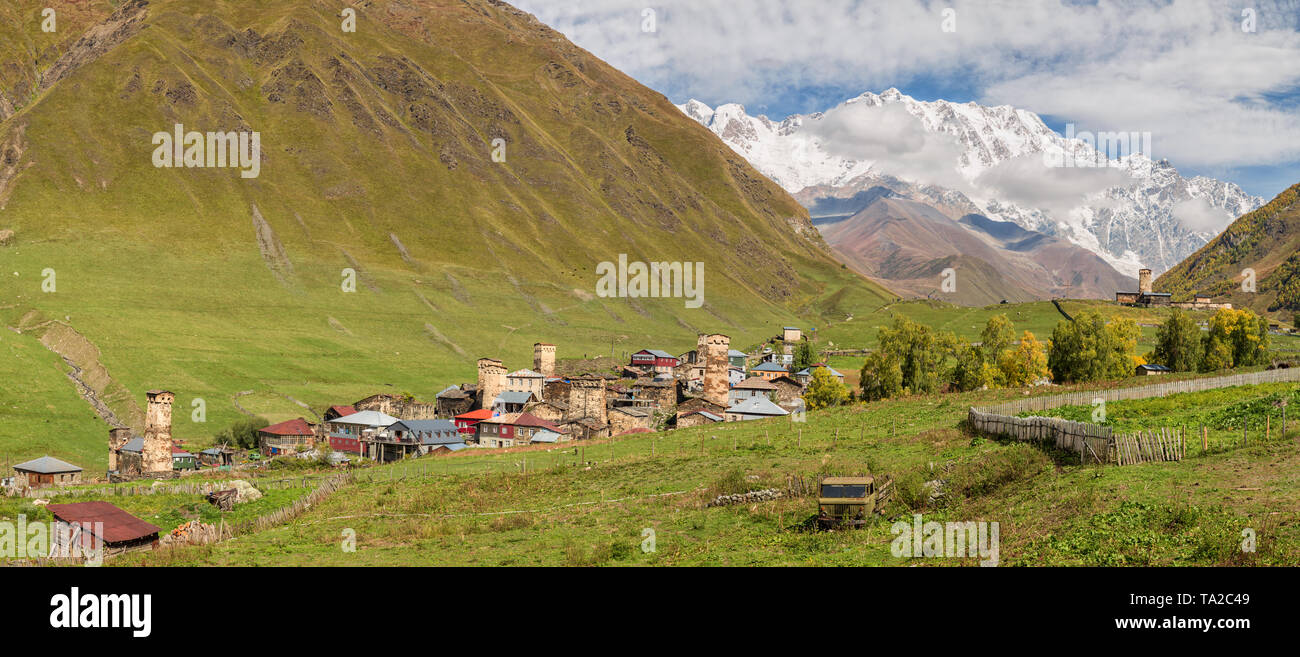 Vue panoramique sur le village Ushguli au pied de la montagne Shkhara. Beau paysage pittoresque du Caucase, Upper Svaneti, Géorgie Banque D'Images