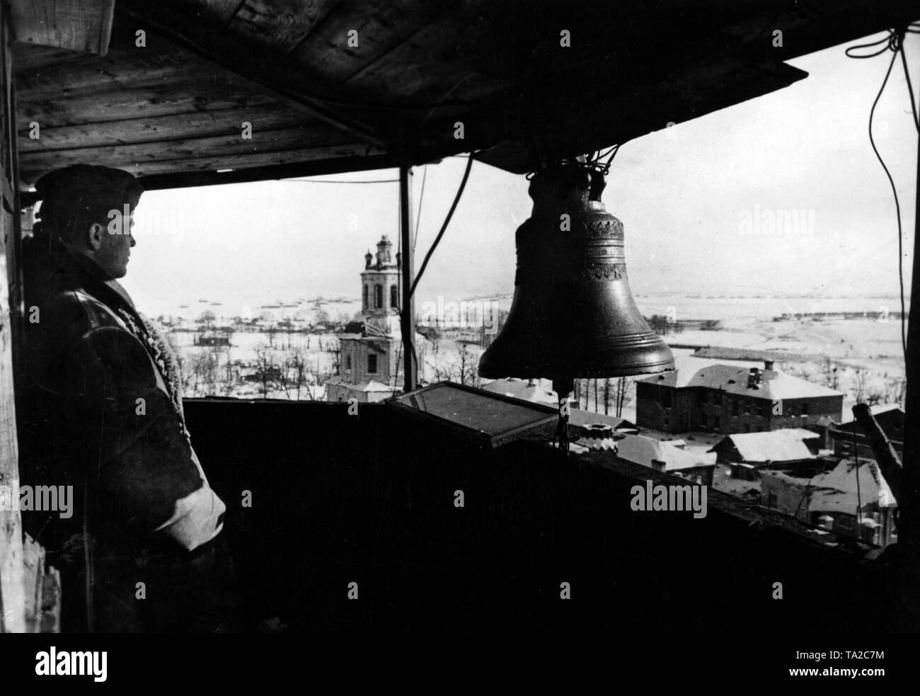 Un soldat prend plus de l'observation de l'espace aérien à partir d'une tour à feu. L'inconnu petite ville est situé à quelques kilomètres derrière la ligne de front. Photo de l'entreprise de propagande (PK) : correspondant de guerre Knirsch. Banque D'Images