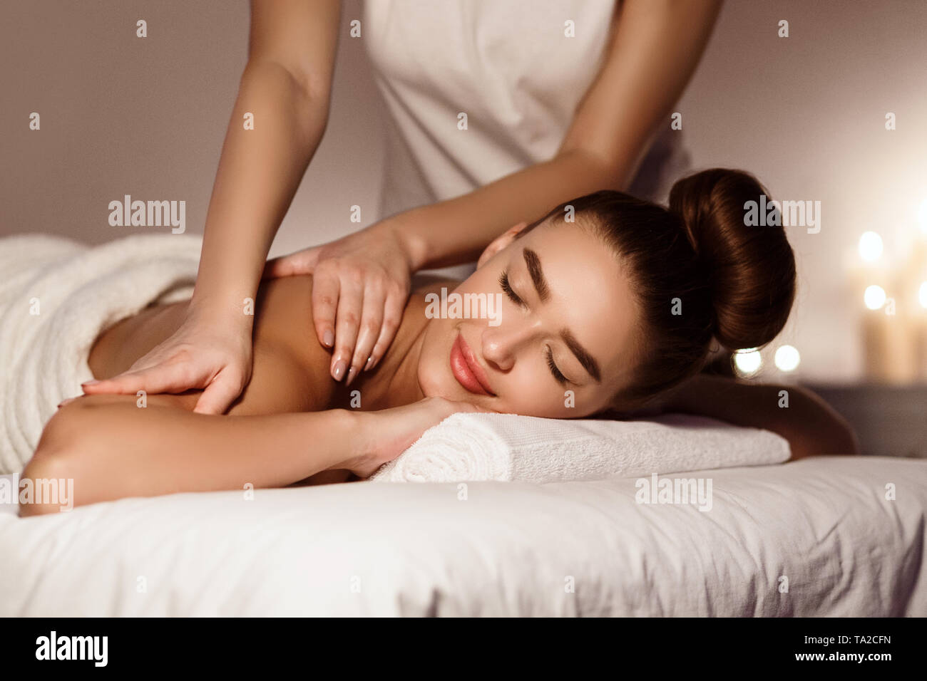 Les soins du corps. Woman Enjoying Shoulder Massage avec les yeux fermés Banque D'Images