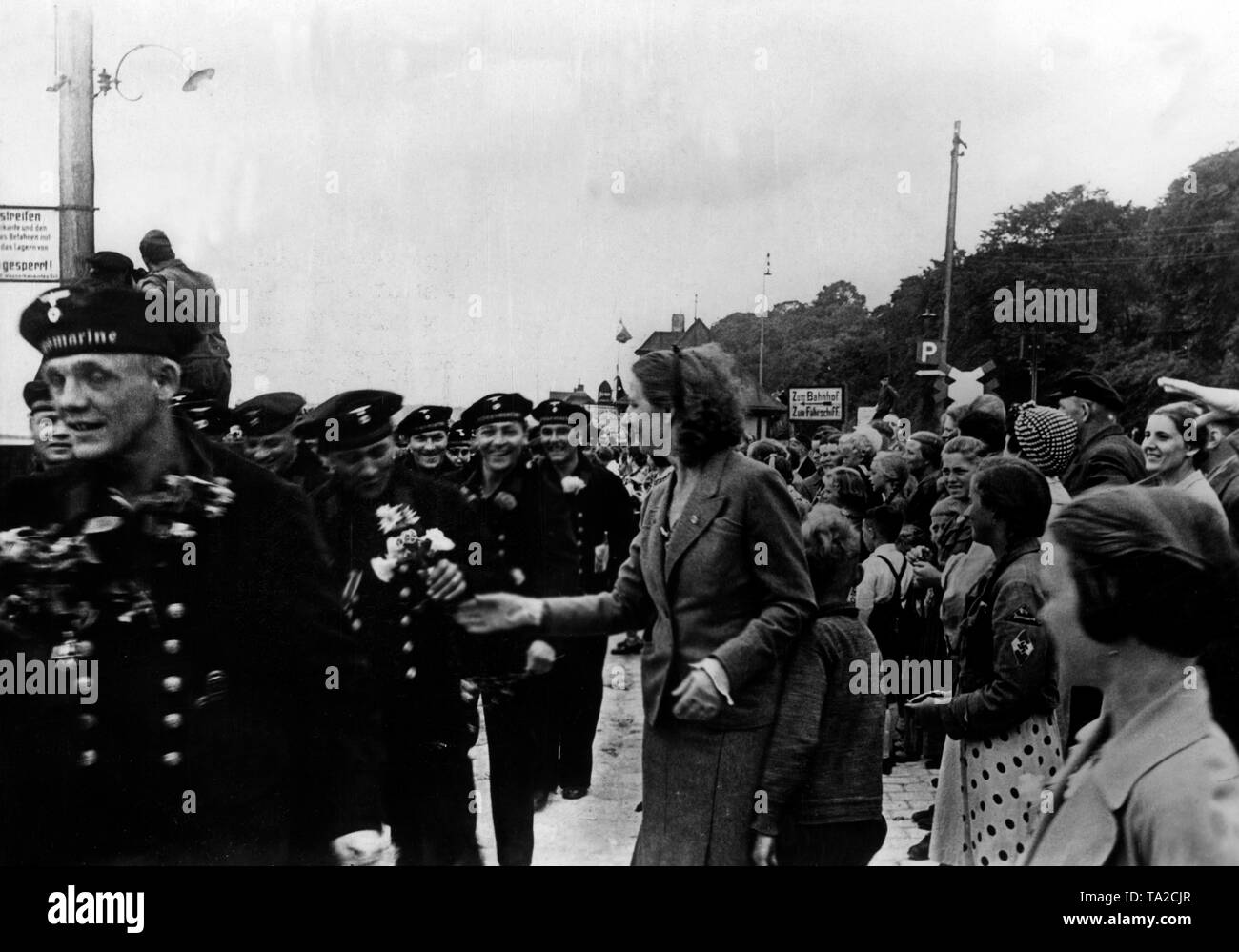 Les gens saluer les soldats, qui ont participé à la bataille de Narvik, après leur arrivée au port. Banque D'Images