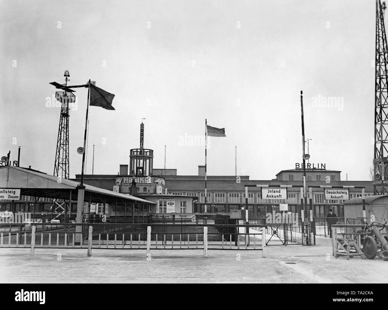 Le bâtiment d'accueil de l'aéroport de Berlin a été signalé à l'occasion du cinquième anniversaire de Lufthansa. Banque D'Images