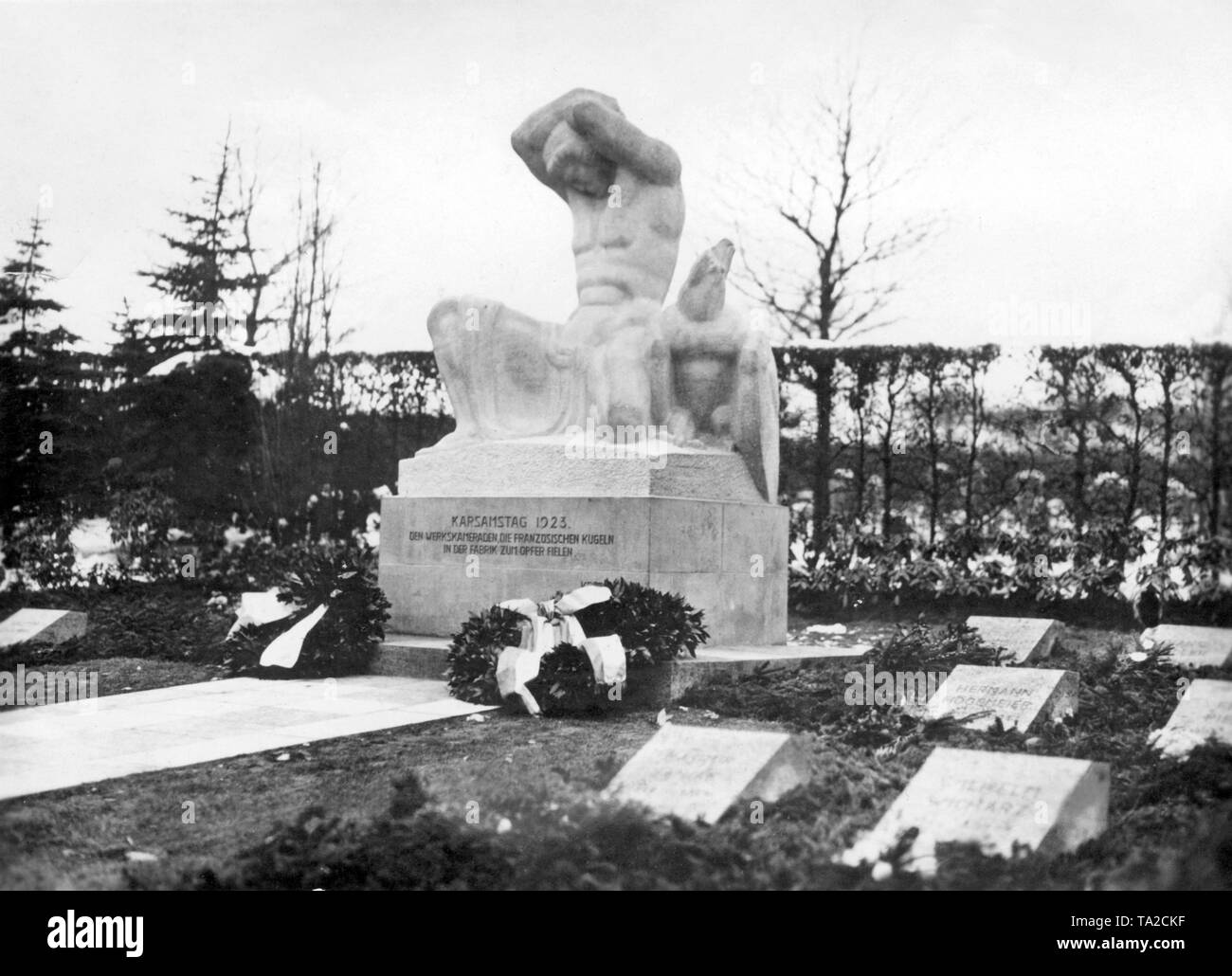 En 1923, soldats français des forces d'occupation ont tiré plusieurs employés de l'entreprise Krupp. Un petit cimetière avec un mémorial a été donné aux victimes, à laquelle il dit : 'Le Samedi Saint 1923. Pour les travailleurs qui sont victimes de la balle dans l'usine". Banque D'Images