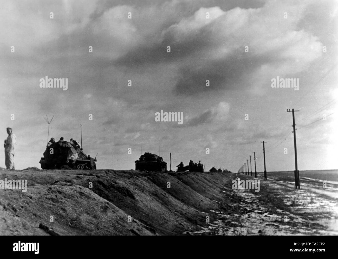 Un réservoir-colonne de la SS durs près de la ville de Pavlohrad Pavlograd () le long d'une rue. Ci-dessous, à côté d'un fantassin blindé (SD.KFZ 251) il y a aussi plusieurs chars de bataille (vraisemblablement Panzerwagen IV). Photo de l'entreprise de propagande (PK) : correspondant de guerre Hoffmann. Banque D'Images