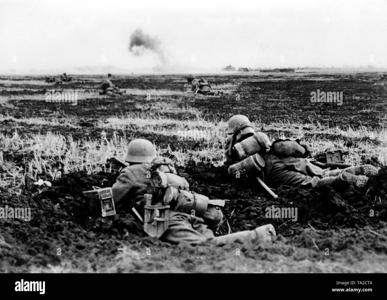 Les fantassins allemands se trouvent en position pendant le combat dans le champ ouvert à la Donets'avant. La fumée monte dans l'arrière-plan. Correspondant de guerre : Herber. Banque D'Images