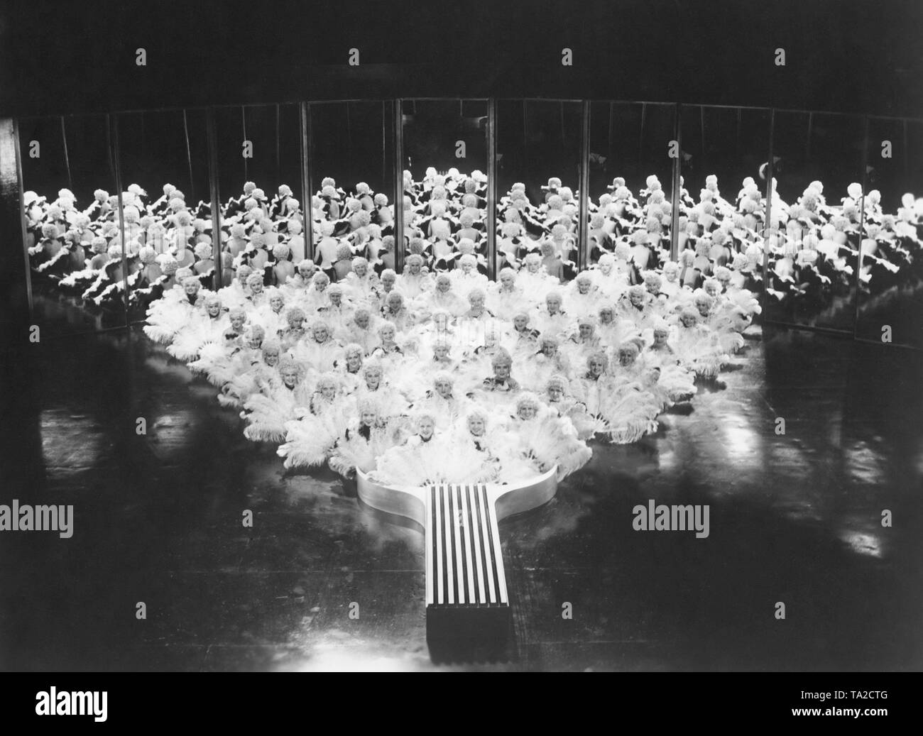 Scène de la revue 'Der film tanzende Traum". La revue film est similaire à la comédie musicale, l'opérette et le film de danse. Le terme fait référence à l'allemand et autrichien de la danse et de la musique de films. Caractéristiques de la revue film sont la lumière du spectacle et la danse et numéros musicaux récurrents, la plupart des succès contemporains. Dans certains cas, la revue est un film tourné le théâtre musical. Photo non datée, probablement du 30s ou 40s. Banque D'Images