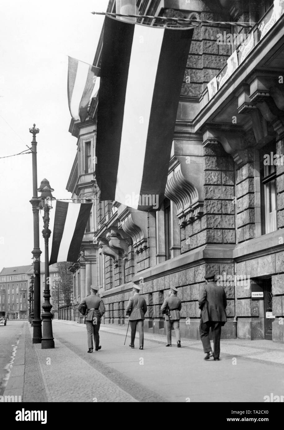 Noir-blanc-rouge pendaison de drapeaux à l'occasion de l'élection du Landtag prussien au siège de la partie nationale allemande à Friedrich-Ebert-Strasse 29, à Berlin. Banque D'Images