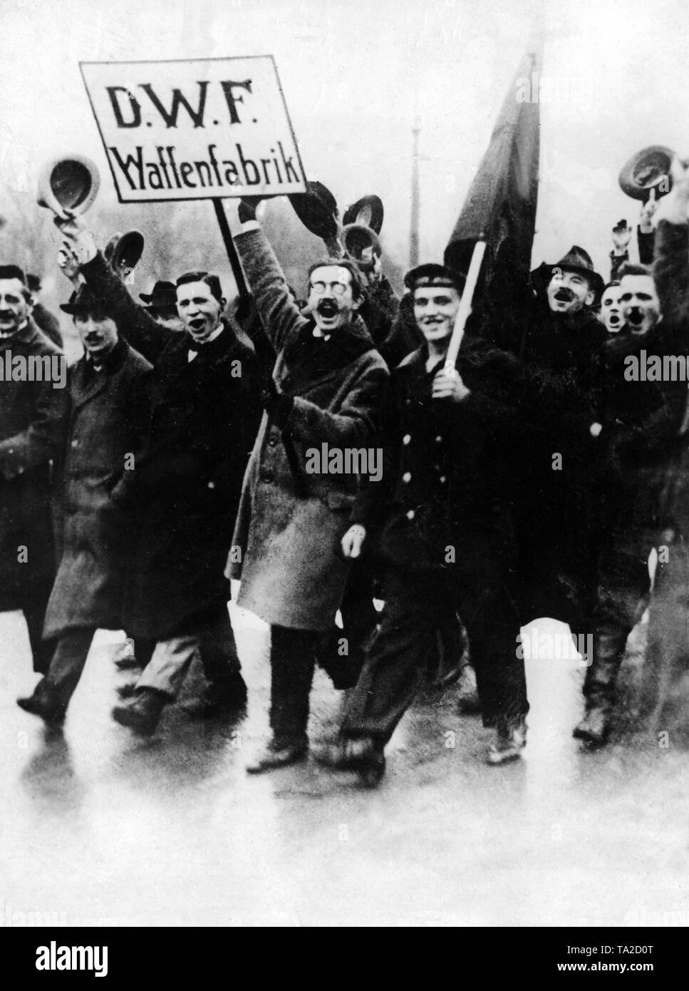 Les marins et les travailleurs de la Deutsche Waffenfabrik marche dans les rues de Berlin en novembre 1918. Un travailleur est titulaire d'un signe avec le nom de l'usine, un marin est titulaire d'un drapeau rouge. Banque D'Images