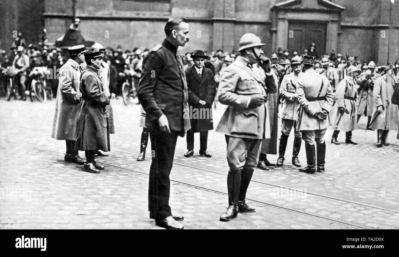 Les soldats de l'occupation française visiter le marché de Essen. Banque D'Images