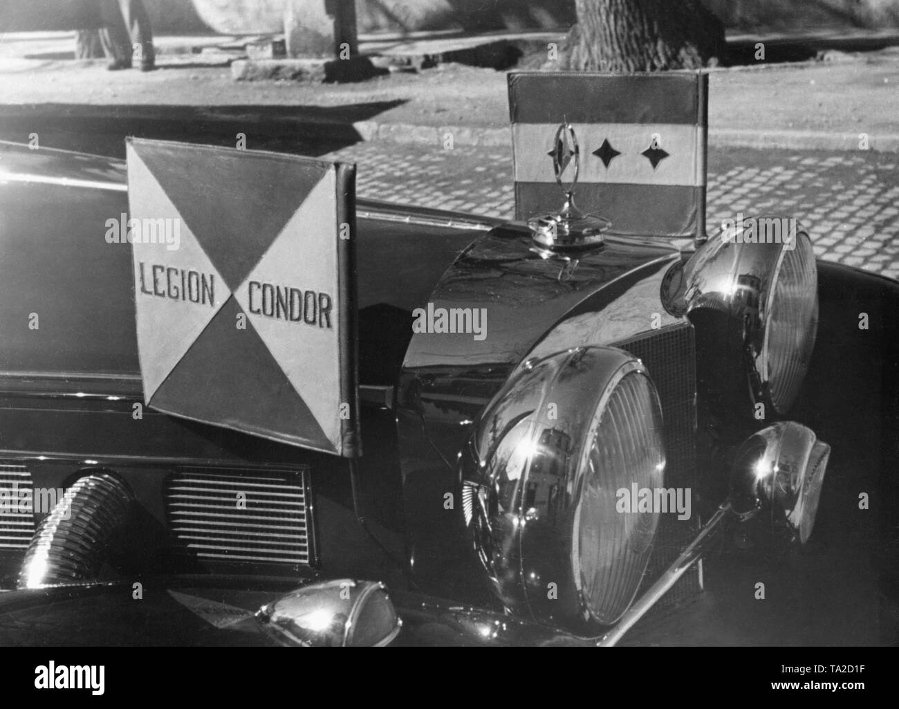 Photo non datée de fanions de la légion Condor sur le véhicule (Mercedes-Benz W150, 770) du commandant de la Légion, le général Wolfram Freiherr von Richthofen durant la revue de la victoire de la légion Condor à Berlin le 6 juin 1939. À l'avant, le commandant, le fanion à l'arrière l'un des chef d'état-major. Banque D'Images