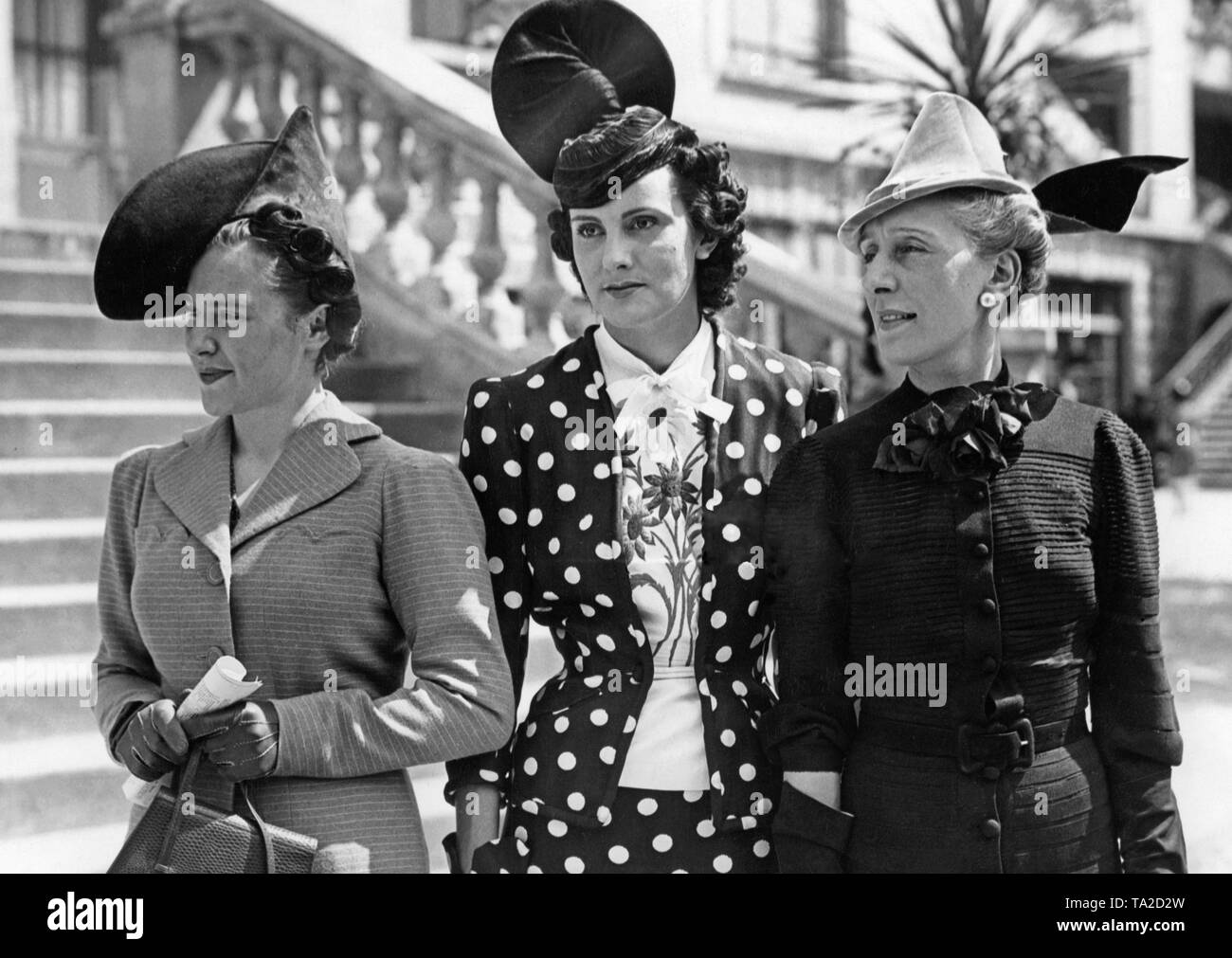 Les femmes portant des chapeaux, mode de l'été 1938, à la course de chevaux  'Prix des Drags' dans le quartier 'Paris Auteuil' Photo Stock - Alamy