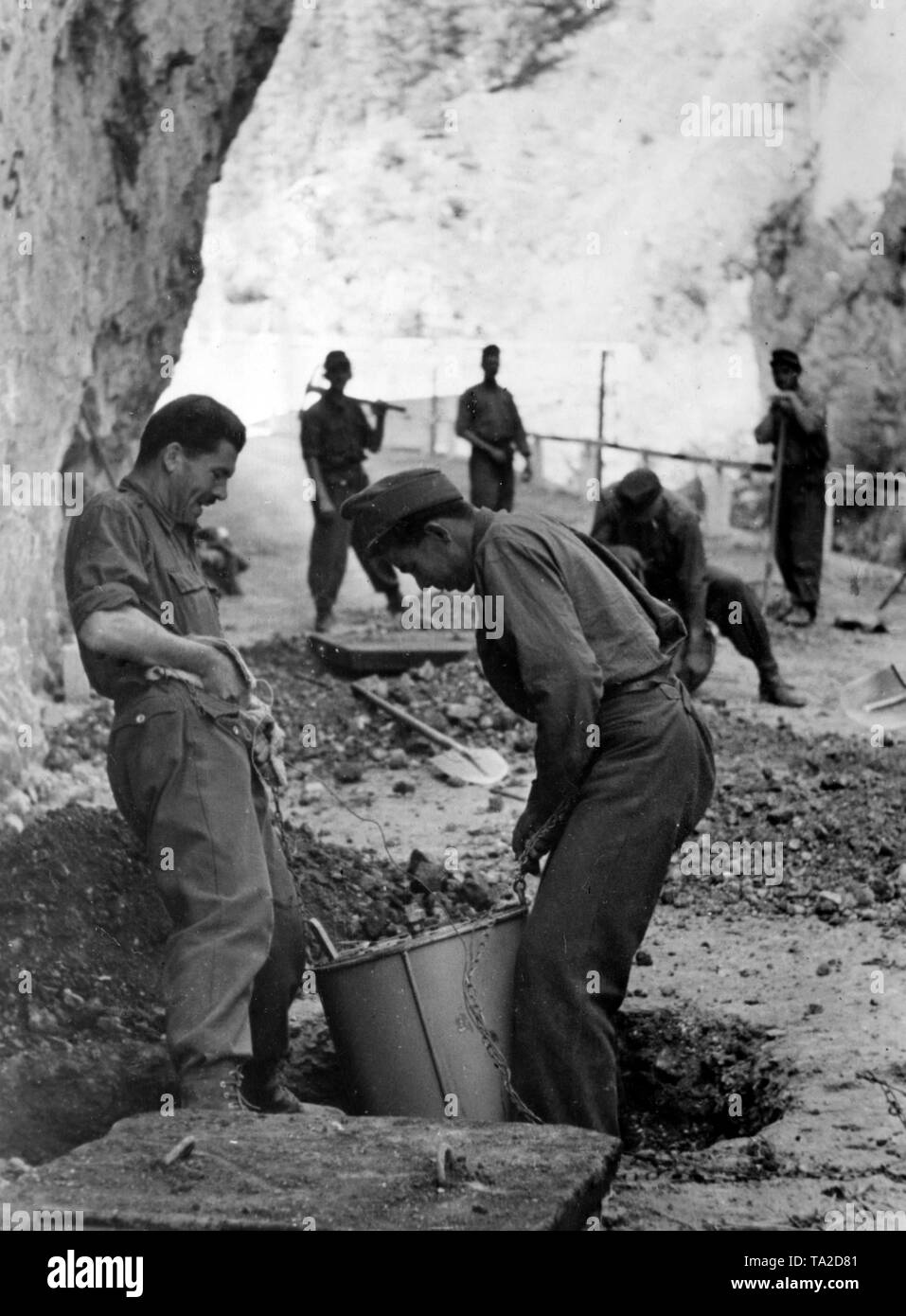 L'allemand et hongrois pionniers préparer l'opération de dynamitage d'un col de montagne. Au premier plan deux des pionniers de l'ascenseur des explosifs dans les trous. Cela n'empêche pas l'un d'entre eux de fumer une cigarette. Photo de l'entreprise de propagande (PK) : correspondant de guerre Mittelstaedt. Banque D'Images