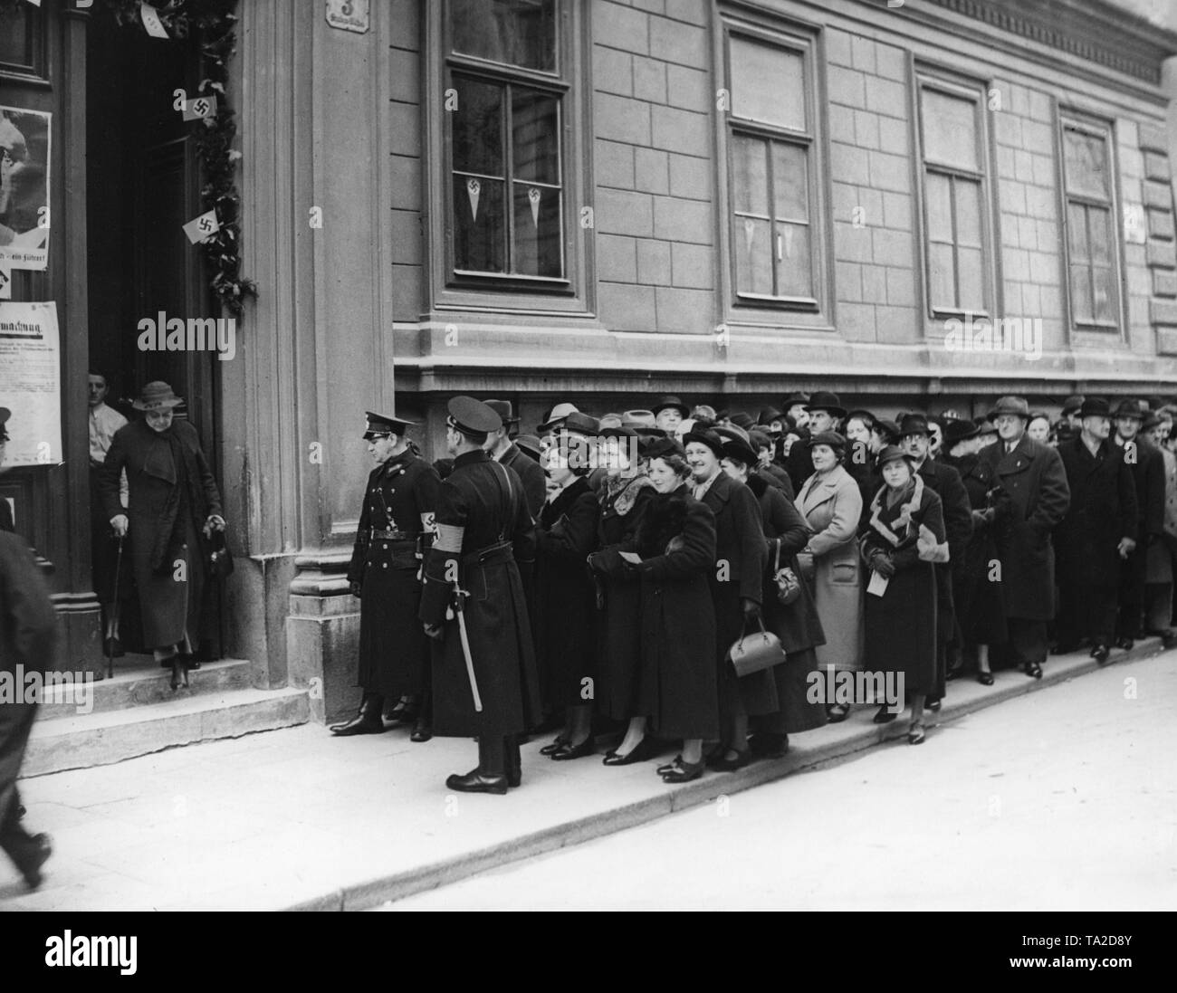 En Autriche est tenu un référendum sur l'annexion de la région du grand Reich allemand. Les électeurs sont en attente devant un bureau de vote de Vienne. Banque D'Images