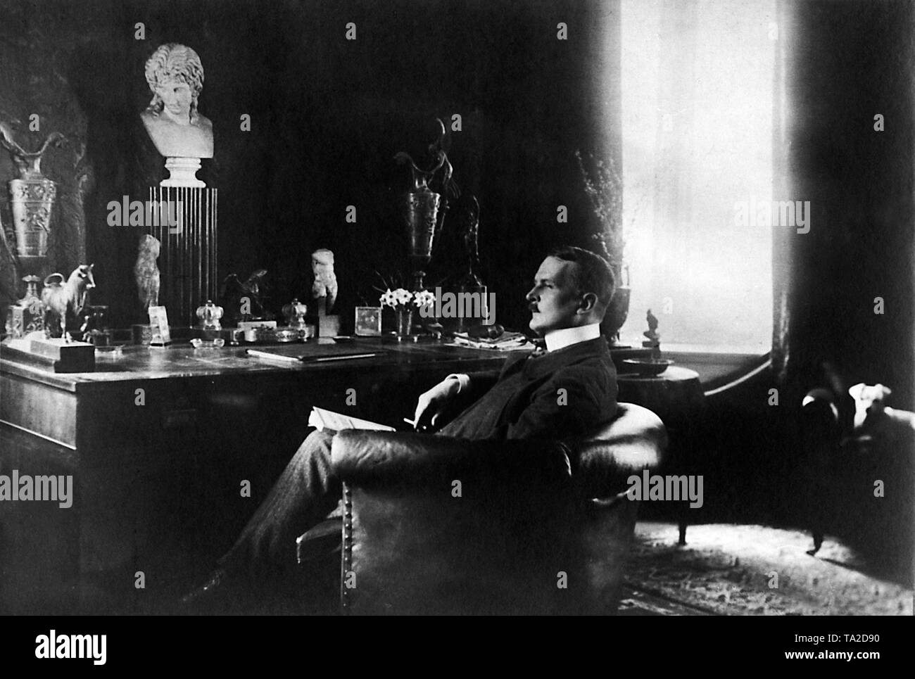 A ce moment, le comte avait été l'ambassadeur allemand à Moscou pour cinq ans. Ici, sans doute à son bureau dans le château de Anettenhoehe près de Schleswig. Banque D'Images