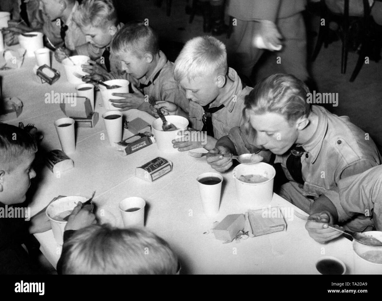 La "eutschlandfahrer' du Jungvolk allemand à la table du déjeuner dans le Sportpalast. Banque D'Images