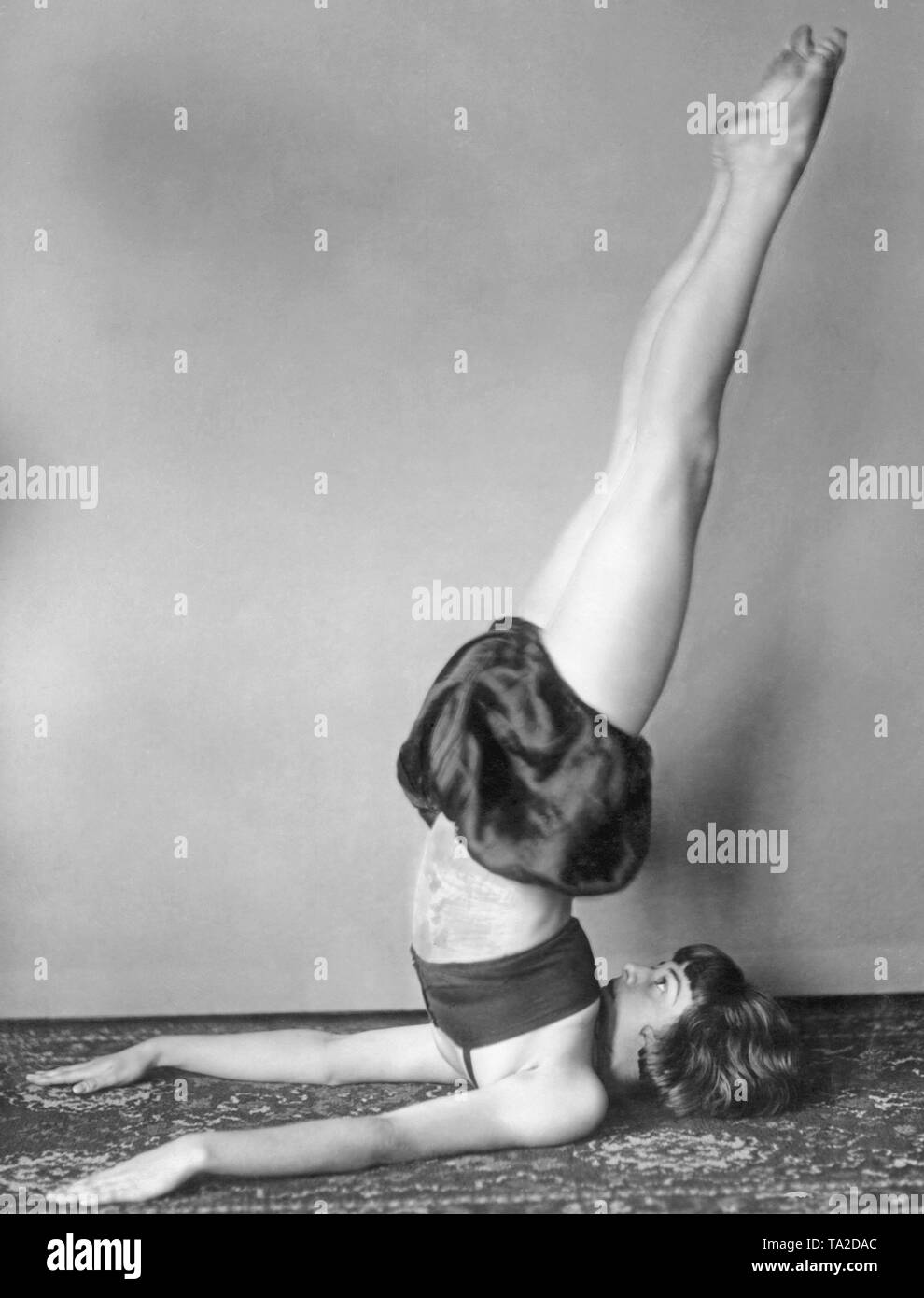 Une femme effectue des exercices de gymnastique (sans date). Photo : Claere Sonderhoff. Banque D'Images