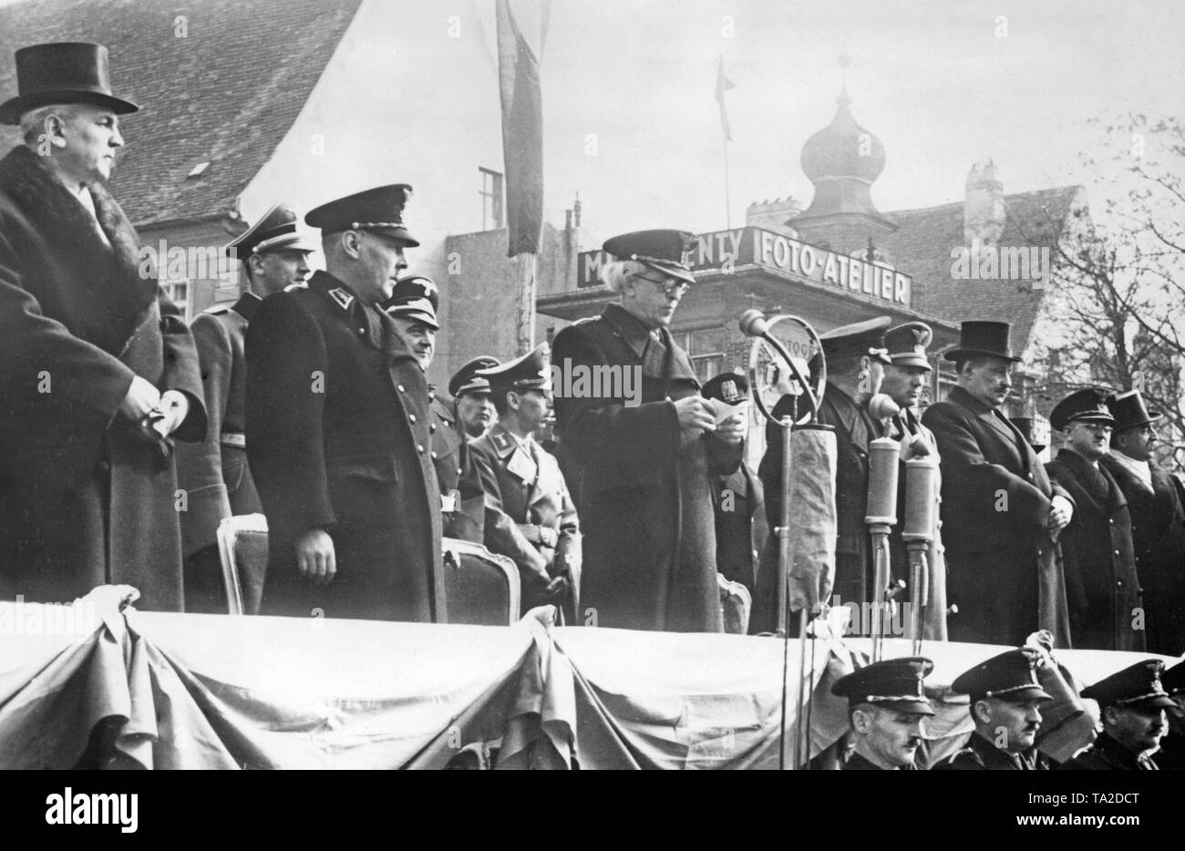 A l'occasion du 2ème anniversaire de la fondation de l'Etat slovaque, une cérémonie nationale est tenue à Bratislava. Le Ministre des affaires étrangères, Vojtech Tuka donne un discours. En mars 1939, l'Etat slovaque est devenue indépendante sous la pression d'Hitler. Banque D'Images