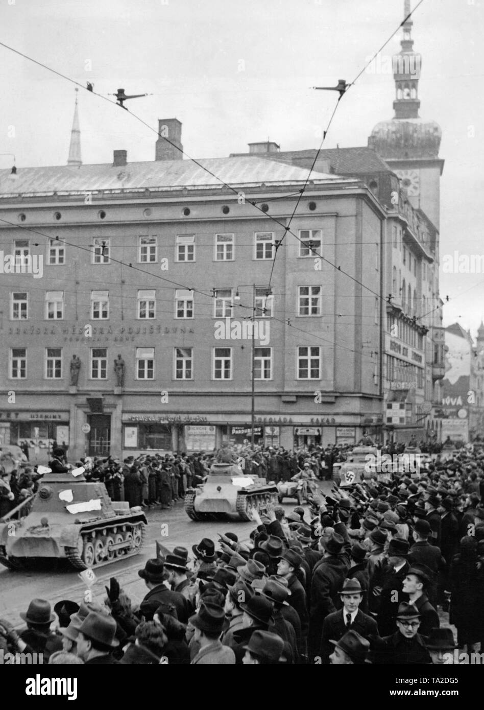 Les troupes allemandes en mars Brno. L'entraînement des soldats et des chars dans les rues. Certains spectateurs drapeaux à croix gammée de l'onde. La première République slovaque a été fondée sur la commande d'Hitler en mars 1939, et de Bohême et Moravie étaient occupés par la Wehrmacht. Banque D'Images