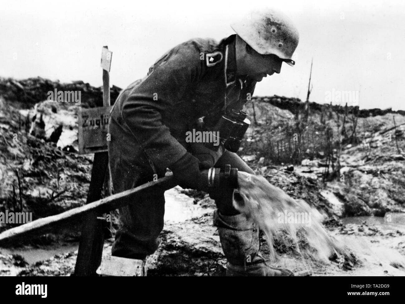 Un sergent tente de libérer les positions de l'eau de fonte avec une pompe sur le front de l'Est. Photo de l'entreprise de propagande (PK) : correspondant de guerre Slapak. Banque D'Images