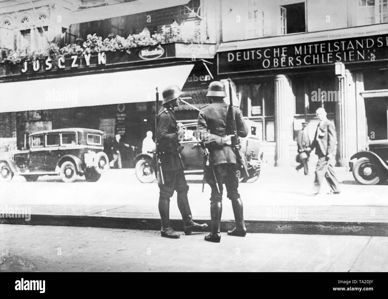 Le août 9th, 1932, le gouvernement de Papen menacés de pénitencier et peine de mort pour des actes de violence. Cinq hommes se SS la peine de mort après qu'ils avaient tué le parti communiste avec sang-froid Potempa. Hitler dans son idéalisé la lutte idéologique comme martyrs. Dans de nombreux endroits de manifestations et de nouvelles batailles de rue ont eu lieu. Ici, les agents de police veillent sur une rue de Gross. Banque D'Images