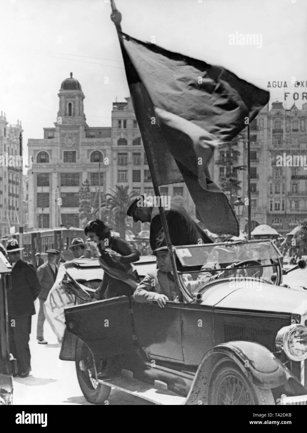 Photo de la campagne électorale en Espagne : un jeune espagnol, avec une écharpe républicaine, sort d'une voiture pendant une porpaganda ride dans les rues de Madrid. Banque D'Images