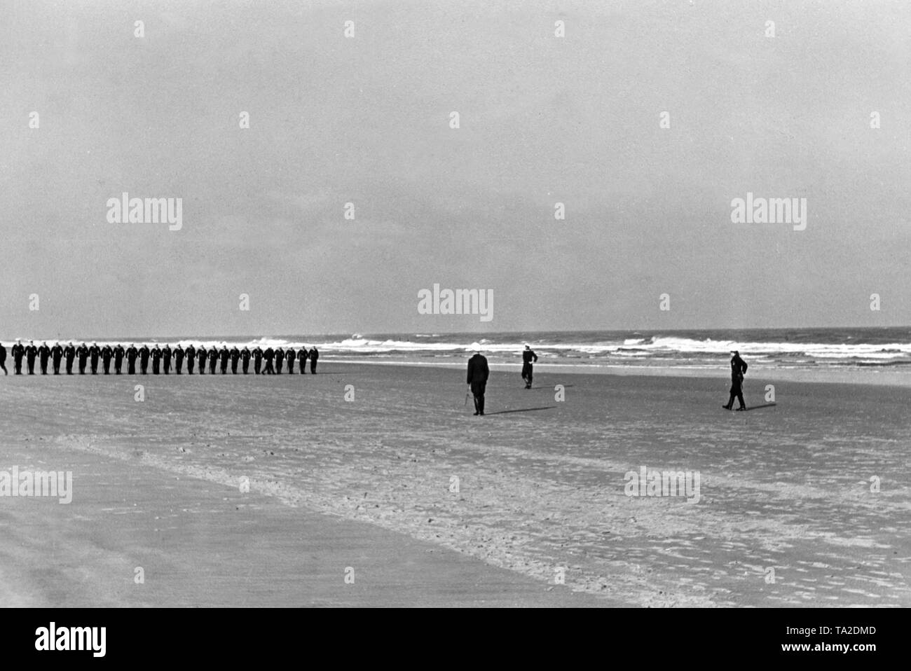 Recrues de la Kriegsmarine (Marine) pendant l'exercice de perçage sur une plage de Norderney. Banque D'Images