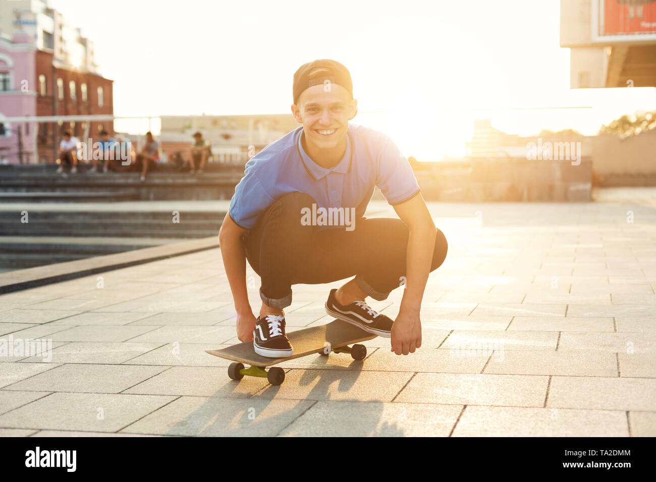Skater Boy Riding sur planche de skate park Outdoor Banque D'Images