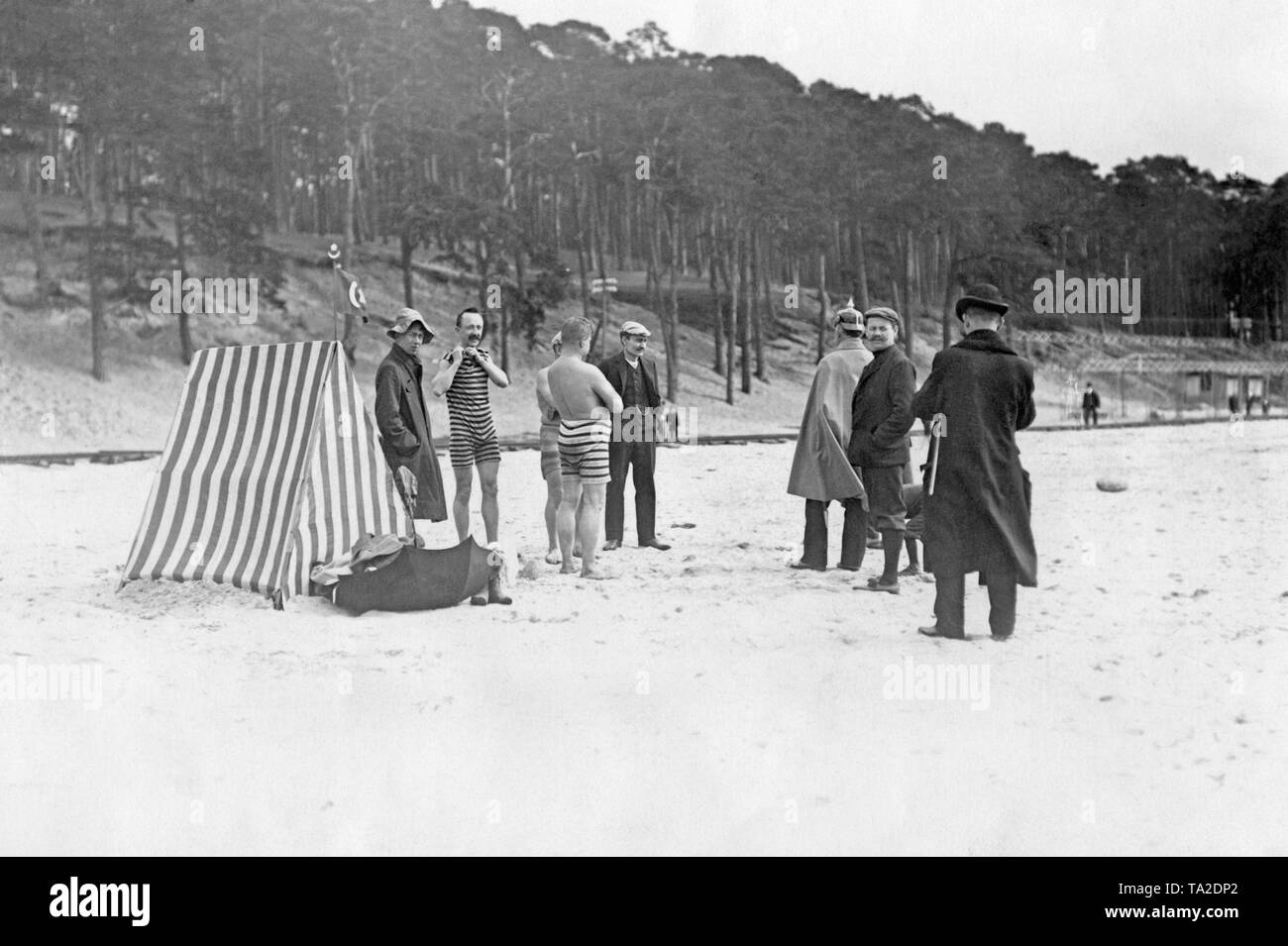 Baigneurs (turc ottoman un drapeau sur la tente) à la plage de Wannsee pendant un contrôle de police, ils sont à une amende de 5 points pour la baignade illégale et le camping. Banque D'Images