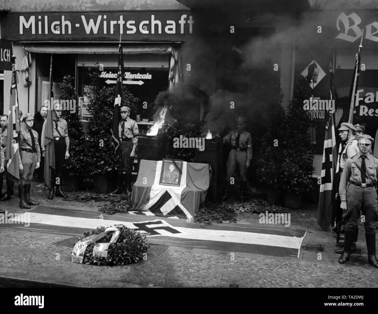 Les membres de la jeunesse hitlérienne commémorant à sa deathplace Walter Wagnitz, décédé le 1 janvier 1933, dans l'Utrechtstrasse (mariage), qui a été renommée Wagnitzstrasse après lui. Dans l'arrière-plan, une boutique et un pub de lait de la Berliner Schlossbrau. Banque D'Images