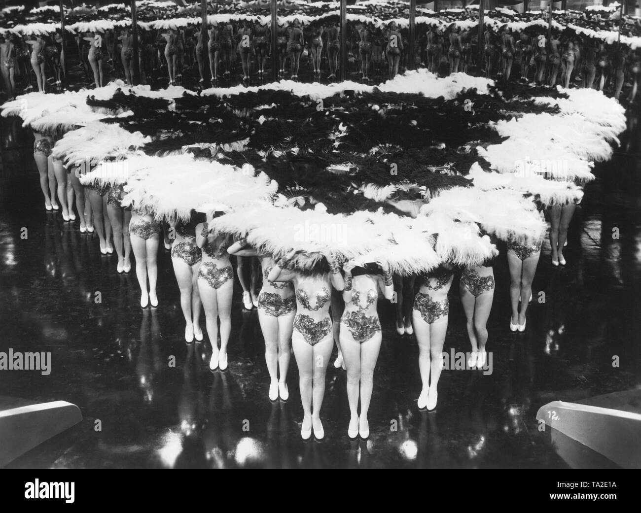 Scène de la revue 'Der film tanzende Traum' La revue film est similaire à la comédie musicale, l'opérette et le film de danse. Le terme fait référence à l'allemand et autrichien de la danse et de la musique de films. Caractéristiques de la revue film sont la lumière du spectacle et la danse et numéros musicaux récurrents, la plupart des succès contemporains. Dans certains cas, la revue est un film tourné le théâtre musical. Photo non datée, probablement du 30s ou 40s. Banque D'Images